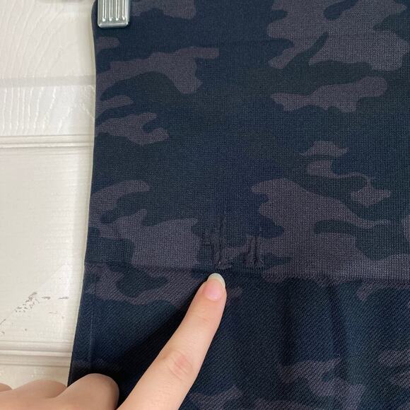 SPANX Look at Me Now Seamless Camo Legging Size Medium - Picture 6 of 6